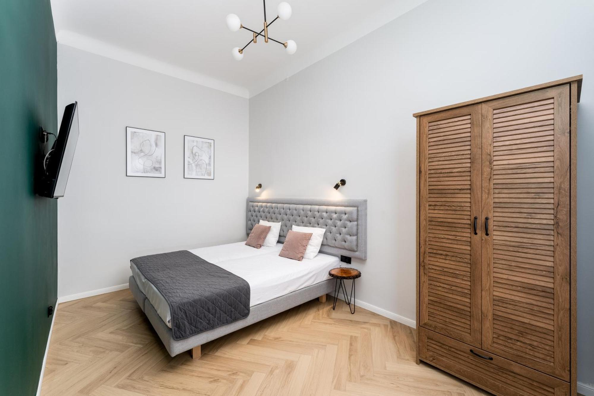 Deluxe Studio Ground Floor – Dietla Street